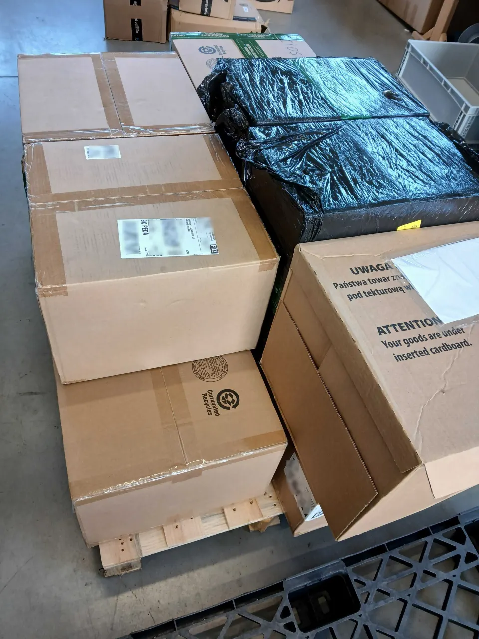 KRINOVA warehouse operations: fragile-goods warnings on outgoing cartons